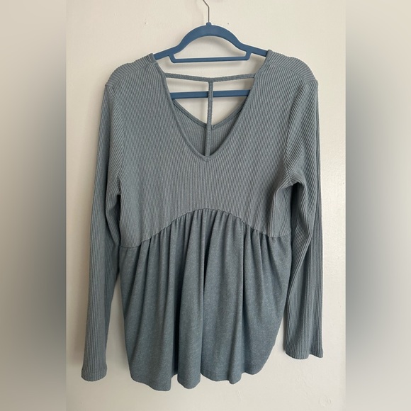 Women’s Sweater - Picture 2 of 3